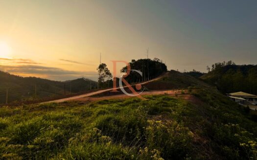 Terreno com Vista Panorâmica para o Nascer e o Pôr do Sol